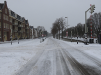 901301 Gezicht op de besneeuwde Rijksstraatweg te De Meern (gemeente Utrecht), ter hoogte van de bushalte Meernbrug ...